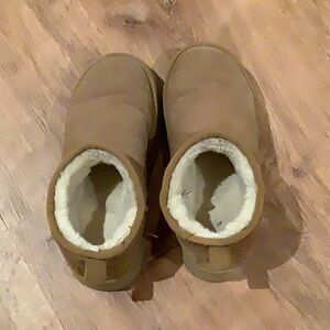 size 7 ultra mini platform uggs, extremely good condition.